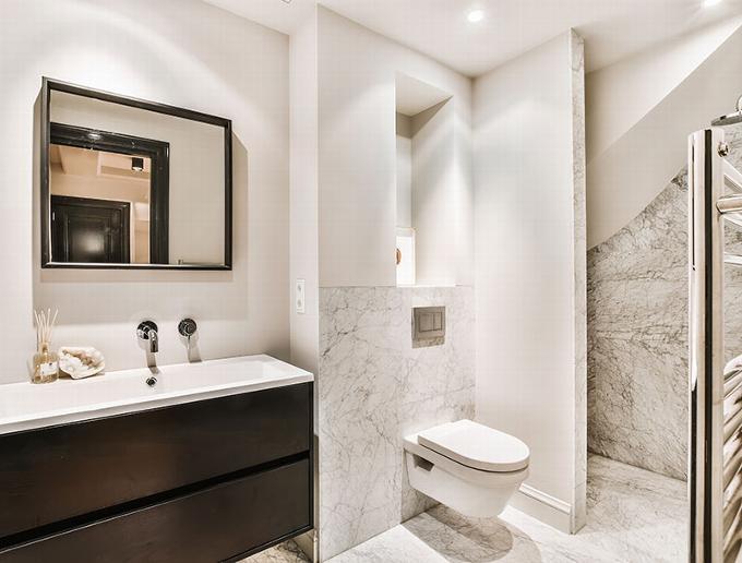 marble and chrome bathroom